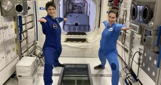 　·萨曼莎（左）在太空生活的记录。