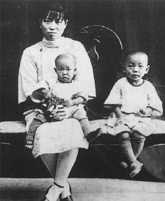  △袁隆平（左）和母亲