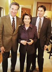  ·小佩洛西（右）早年和父母合照。