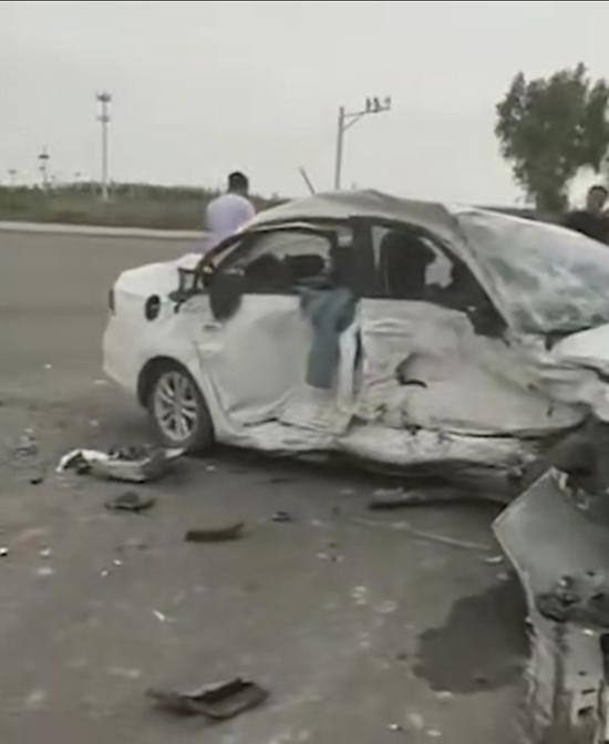 白色轿车右侧被撞得凹陷变形。