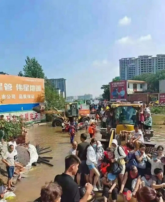 26日卫辉市居民大撤离 受访者供图