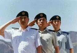 穿99式夏服的陆海空三军军官。