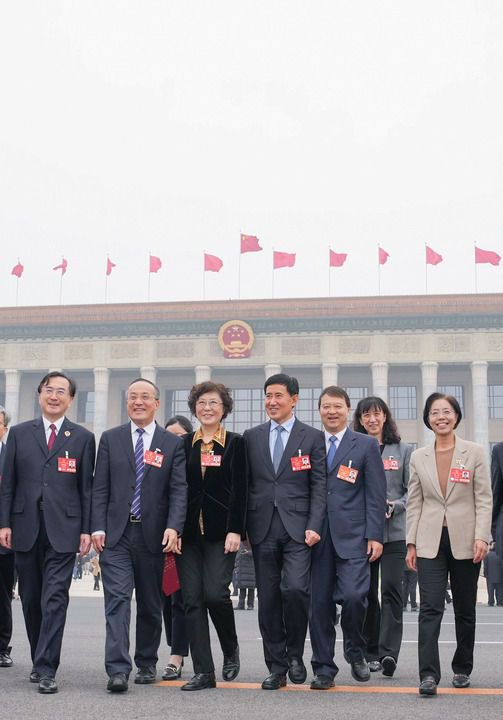  3月11日，十四届全国人大三次会议在北京人民大会堂举行闭幕会。这是闭幕会后，代表们走出人民大会堂。新华社记者 才扬 摄