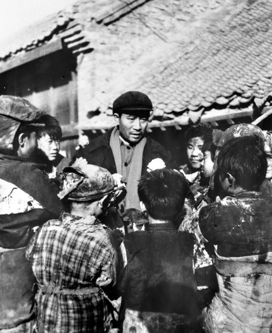 电影《焦裕禄》剧照：焦裕禄（李雪健 饰）到兰考上任的路上，被当地一群要饭的孩子围住（1991年2月13日整理资料照片）。新华社发