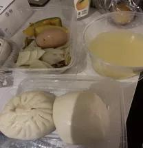  酒店分配的食物。（作者供图）