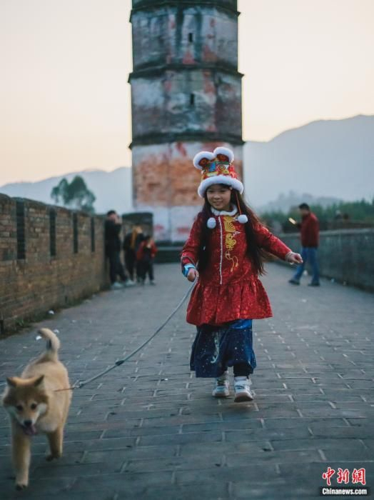 头戴虎头帽出行的小女孩。受访者供图