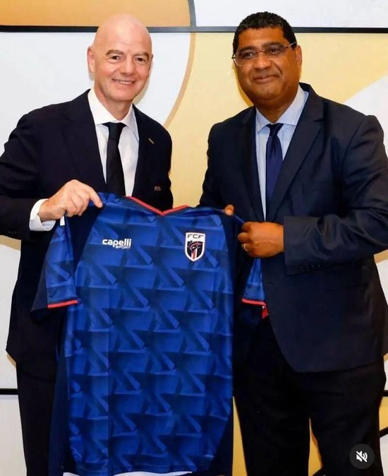  保罗·桑托斯和国际足联（FIFA）主席詹尼·因凡蒂诺（左）。受访者供图
