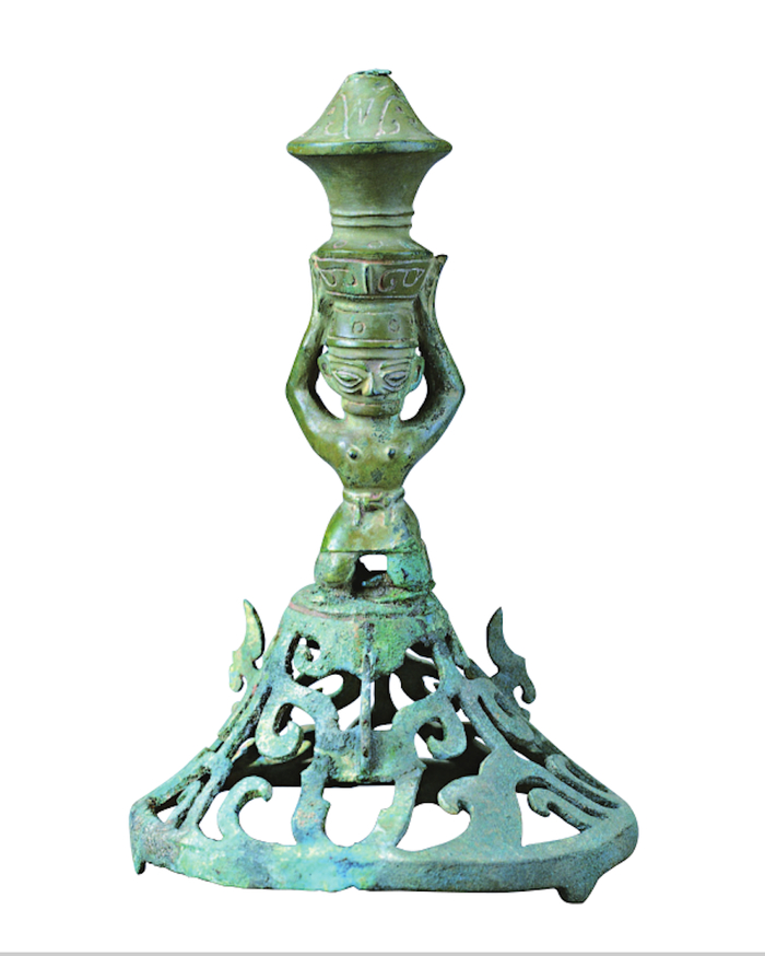  三星堆遗址出土铜喇叭座顶尊跪坐人像。&nbsp; &nbsp;广西师范大学出版社 图&nbsp;