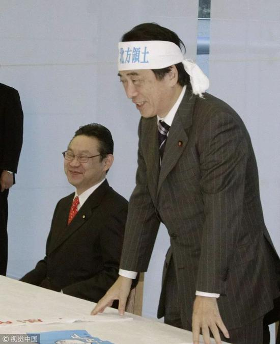  ▲日本前首相菅直人头戴“北方领土”字样白巾（图源：视觉中国）