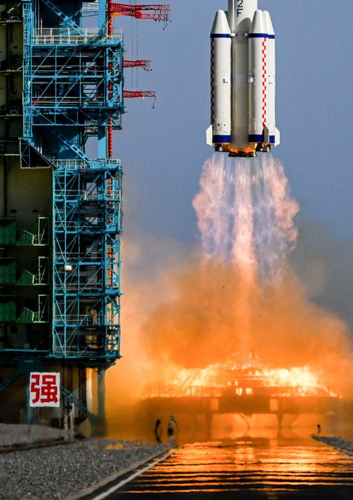 　　4月24日，搭载神舟二十号载人飞船的长征二号F遥二十运载火箭在酒泉卫星发射中心发射。（图源：新华社）