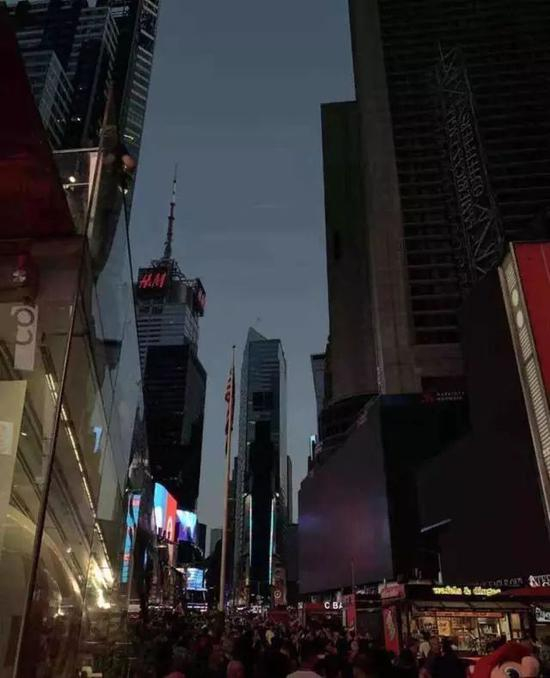  陷入黑暗的时代广场（图片来源：Twitter网友截图）