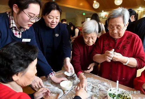 2018年春节，北京西城区金融街养老照料中心的空巢老人和护理员等一起包饺子。罗晓光 摄