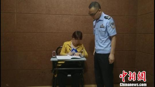 7月2日，越南女子张某在岳阳东高铁站被民警查获。　长沙铁路公安供图