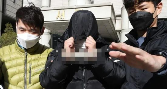  ·&nbsp;赵周彬（中）被抓捕。