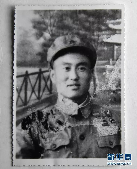  ·张富清年轻时的照片。新华社发