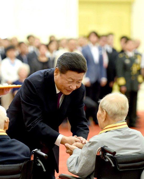 2015年9月2日,习近平在北京人民大会堂向30名抗战老战士老同志、抗战将领、帮助和支持中国抗战的国际友人或其遗属代表颁发中国人民抗日战争胜利70周年纪念章并发表重要讲话。