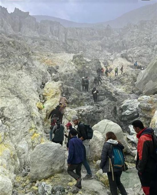 游客看完蓝火攀爬返回（图源：网络）