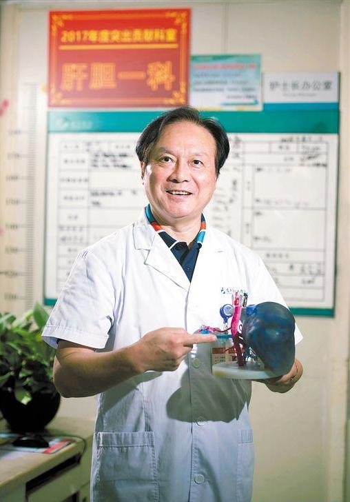  ■方驰华医生在展示他的研究成果。