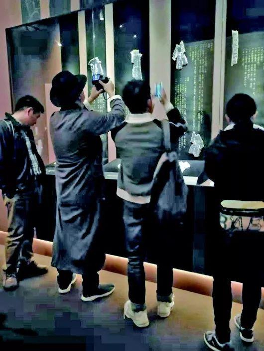 展览开幕当天，观众在拍摄展板。摄影：本报记者李牧鸣