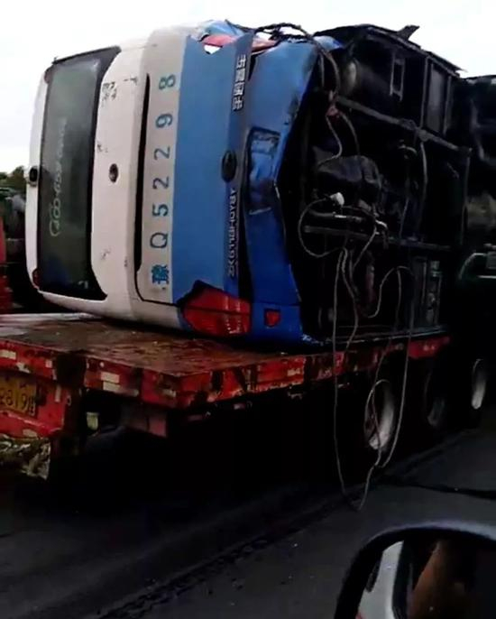 ▲涉事大巴车被放在拖车后方。视频截图