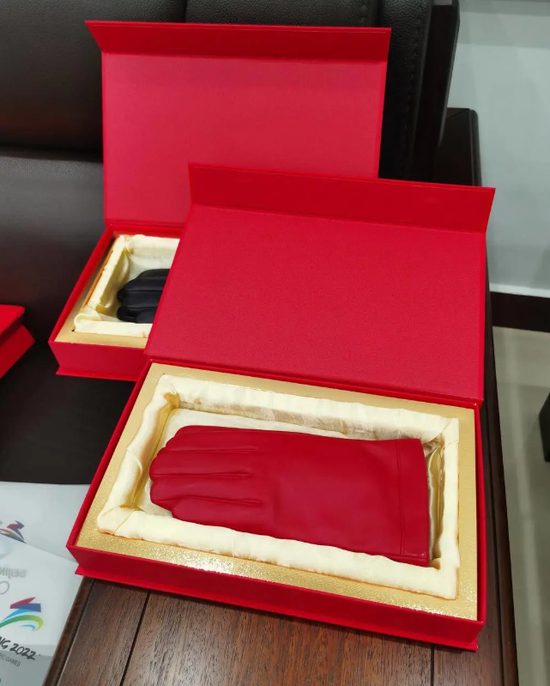  |一针一线缝制的礼仪手套。