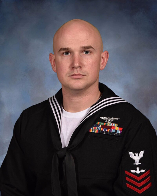 “乔治•布什”号航母上自杀的一级军械师文森特·福林。（图源：美国《军事时报》2020年3月6日）