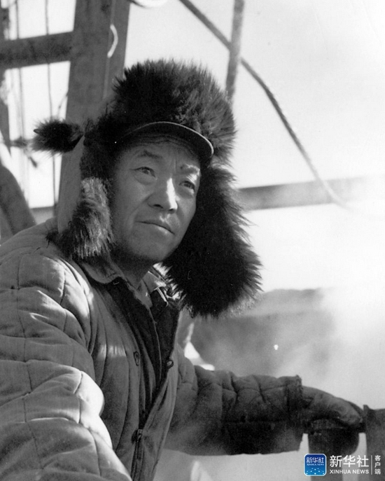 王进喜在工作中（资料照片）。新华社发