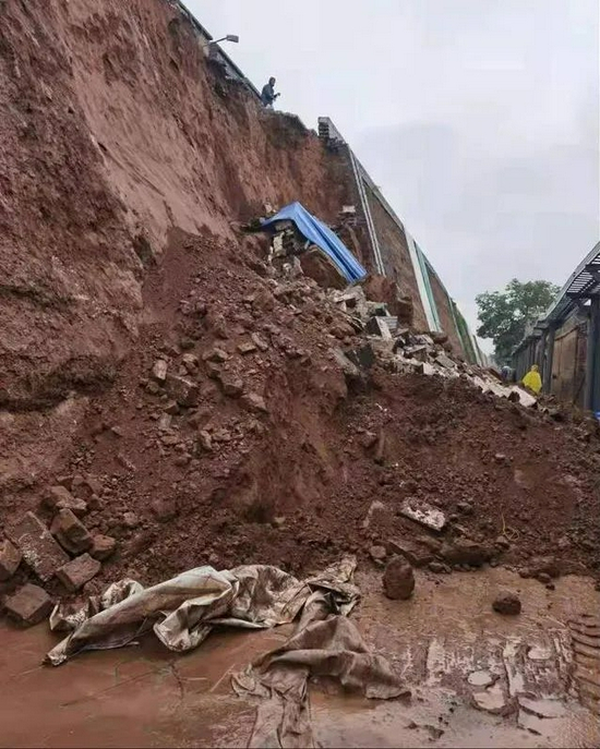 2021年10月5日，平遥古城墙的第84号内墙发生局部坍塌（来源：央视新闻客户端）