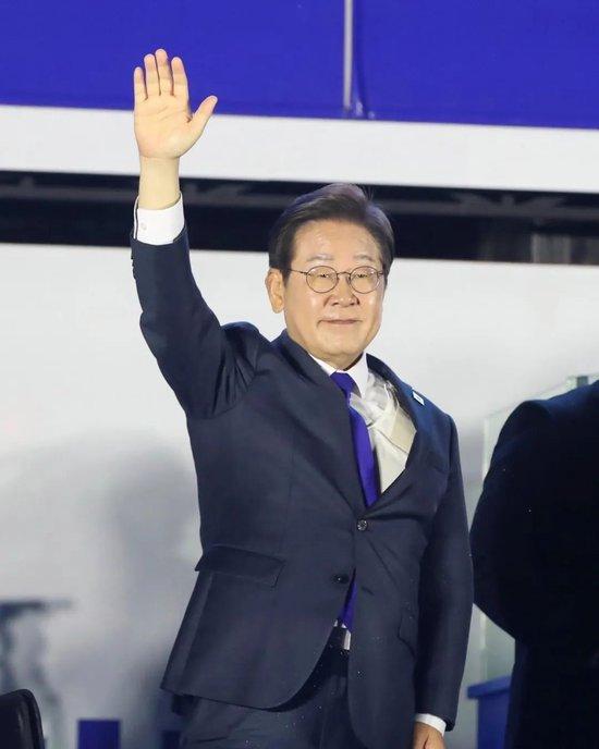 韩国当地时间6月4日凌晨，李在明在首尔国会前挥手。图源：新华社