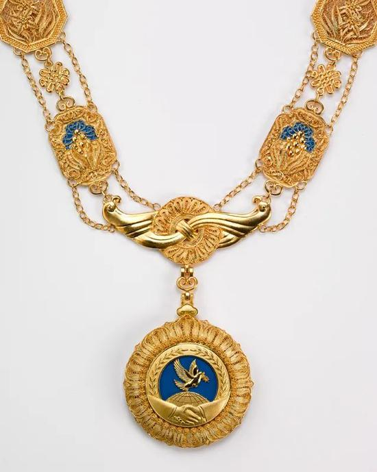 “友谊勋章”（图源：新华社）