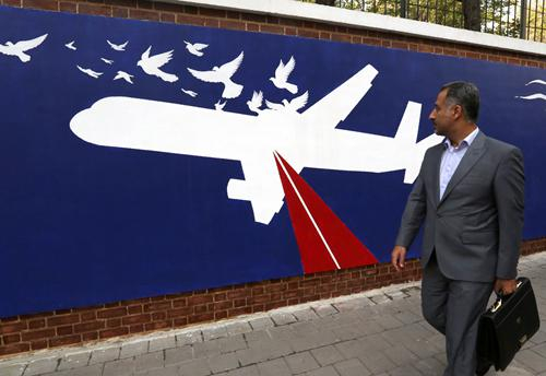  伊朗航空公司客机被美军击落为主题的壁画。图源：法新社
