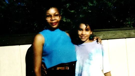 ·&nbsp;克鲁赞（右）和母亲。