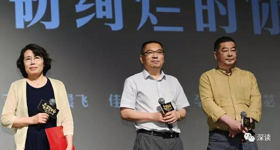 陆勇（右）与病友参加首映发布会