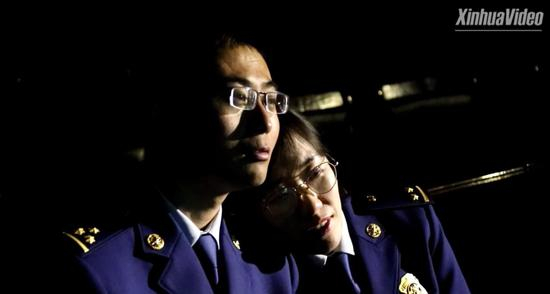  （夫妻俩在营区里看了投影版的《流浪地球》，报道截图。）