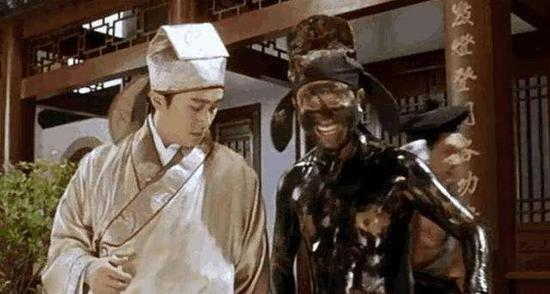  陈百祥（右）在《唐伯虎点秋香》中一身墨水的造型。