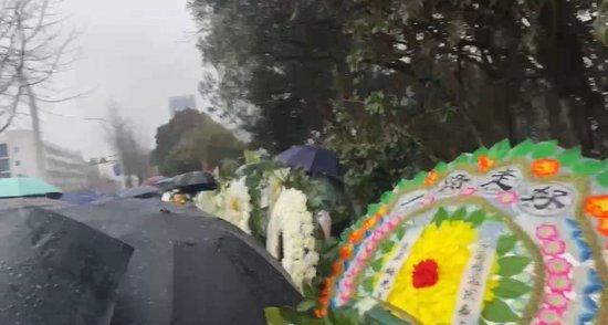 娃哈哈集团下沙基地门口访客排队悼念。图/九派新闻　周雨禾