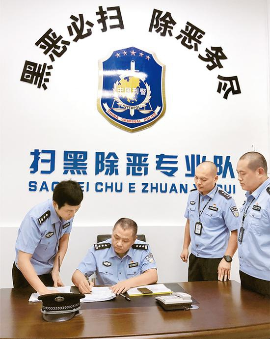 从警28年，杨春同志始终奋战在维护稳定、打击犯罪、服务群众第一线。图为杨春同志（左二）与扫黑除恶专业队队员分析案情（2018年摄）。 新华社发 宁德市公安局蕉城分局供图