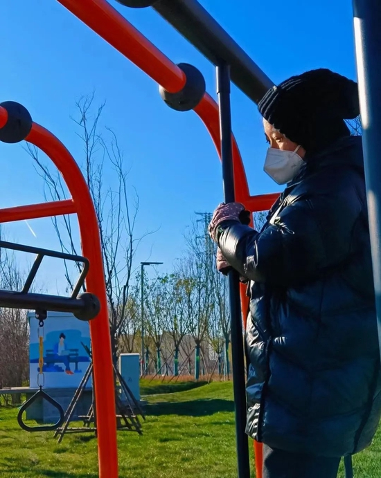  11月30日，刘芸与女儿外出，全副武装。 受访者供图