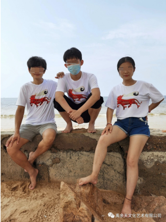 ▲图中右一为身穿“麒麟衫”的孙旭慧