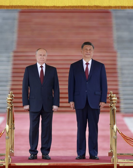 5月20日上午，国家主席习近平在北京人民大会堂同来华进行国事访问的俄罗斯总统普京举行会谈。会谈前，习近平在人民大会堂东门外广场为普京举行欢迎仪式。新华社记者 丁海涛 摄
