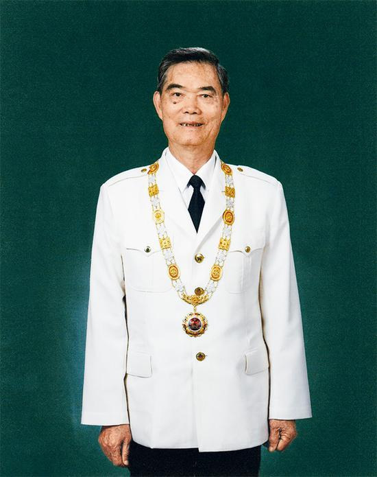 2019年9月29日，中华人民共和国国家勋章和国家荣誉称号颁授仪式在北京人民大会堂金色大厅隆重举行。中共中央总书记、国家主席、中央军委主席习近平向“人民英雄”国家荣誉称号获得者麦贤得颁授奖章。图为麦贤得佩戴奖章的照片。 新华社供图