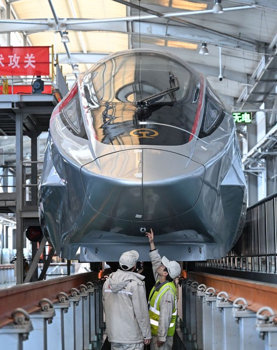  2025年2月25日，工作人员在铁科院国家铁道试验中心对CR450动车组样车进行试验验证。新华社记者 李鑫 摄