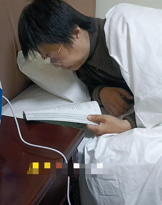 卜小花在看书（视频截图）