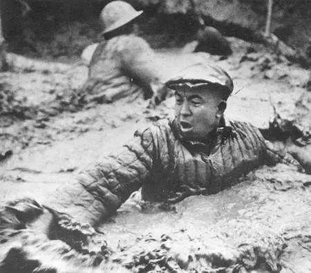 王进喜不顾腿伤，跳入泥浆池，用身体搅拌压住井喷&nbsp;|&nbsp;图自网络