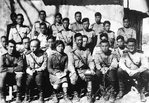 东北抗联教导旅部分战士和干部在一次训练后的合影。吉林省委党史研究室供图