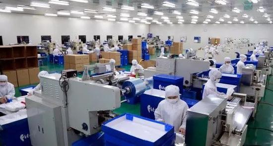  春节期间，上海口罩生产企业就加速复工生产，支援湖北　图|中新社