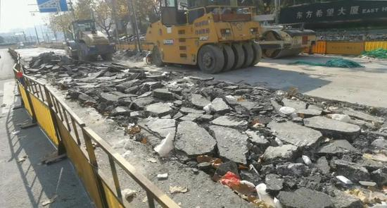 △杨高中路源深路路口附近，一小段柏油路疑似被开挖。