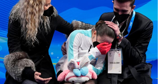 15岁的瓦利耶娃赛后在场边痛哭，图贝莉泽（左）也在安慰 图自外媒