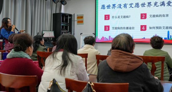 ▲2025年12月1日，江苏南通，海安市老年大学高新区分校，海安疾控中心高新区分中心工作人员为老年学员讲解艾滋病预防相关知识（配图 图据视觉中国）