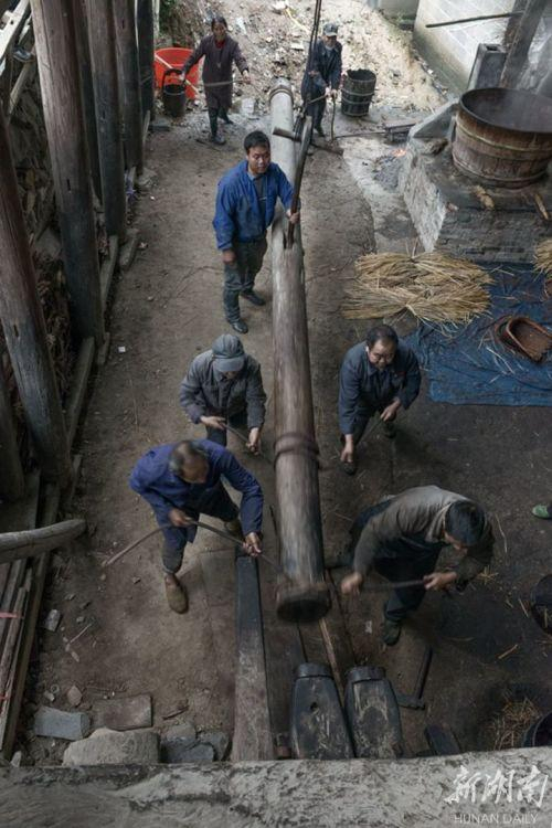 五六条壮汉一起撞击木楔，力气堪比攻城